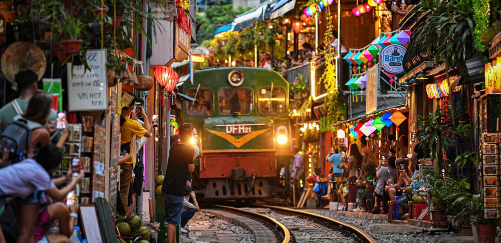 Train Street ad Hanoi 2026: Orari, Caffetterie e Guida Completa Locale