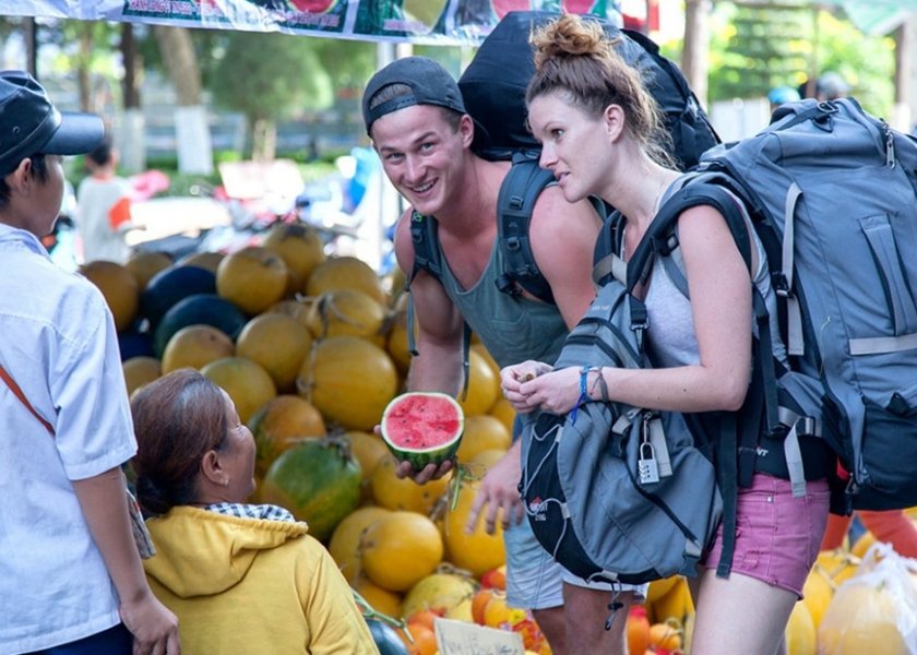 Contrattare sorridendo in un mercato vietnamita