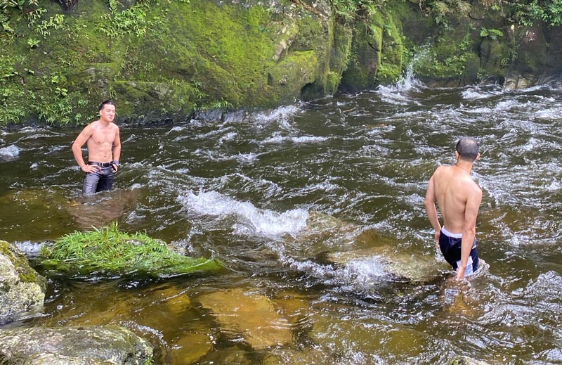 Nuotare alla cascata di Du Gia