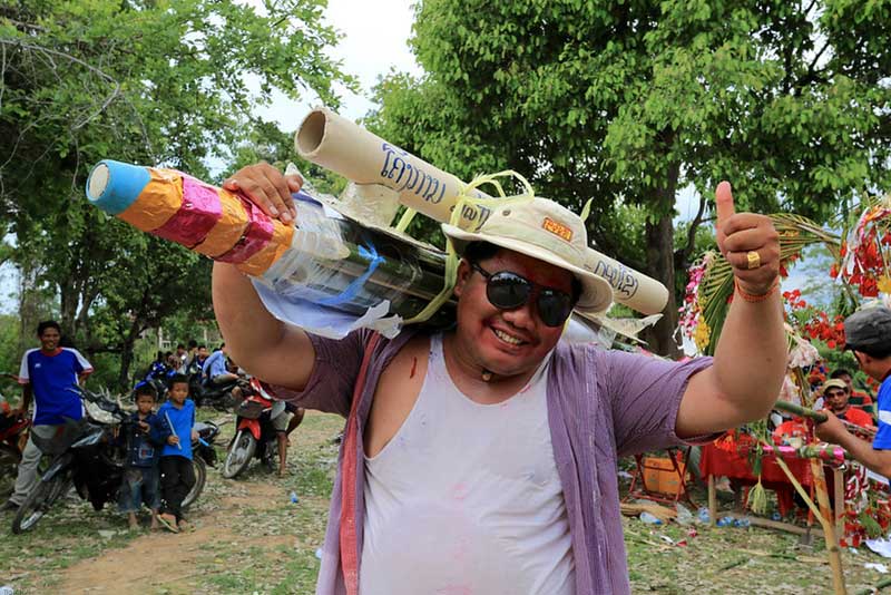 Gli abitanti locali si preparano per il festival dei razzi Boun Bang Fai