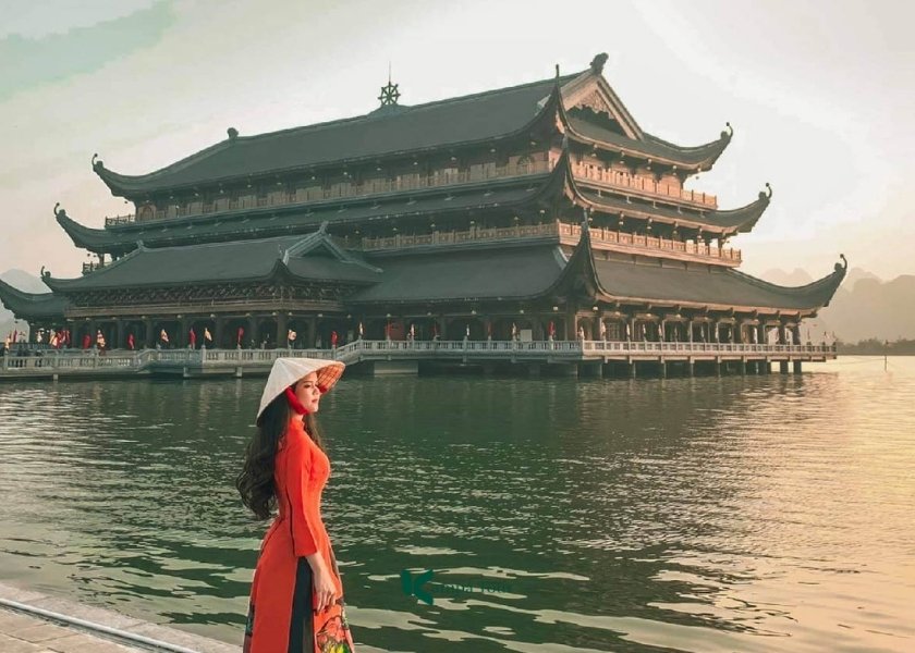 In visita a un tempio vietnamita con un abbigliamento rispettoso
