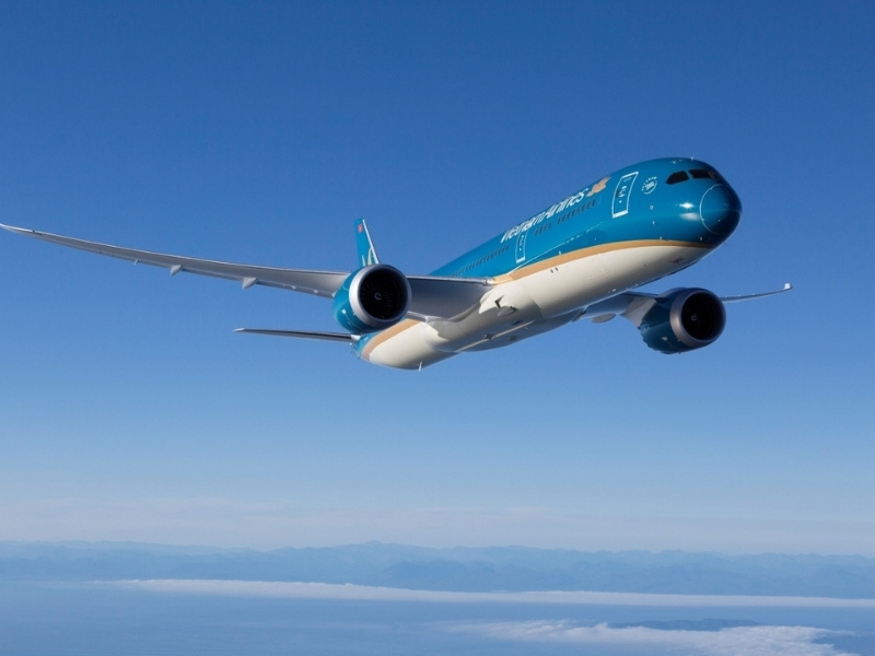 Famiglia che si prepara a un volo a lungo raggio per il Vietnam