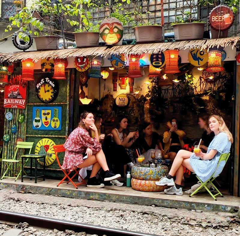 Turisti aspettano che il treno passi