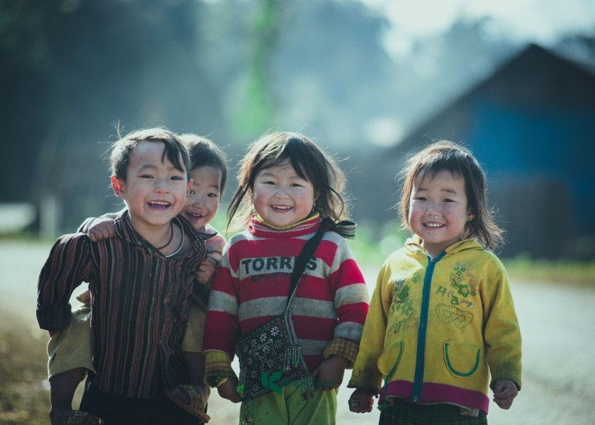Un bambino vietnamita che sorride: meglio un saluto che una carezza sulla testa