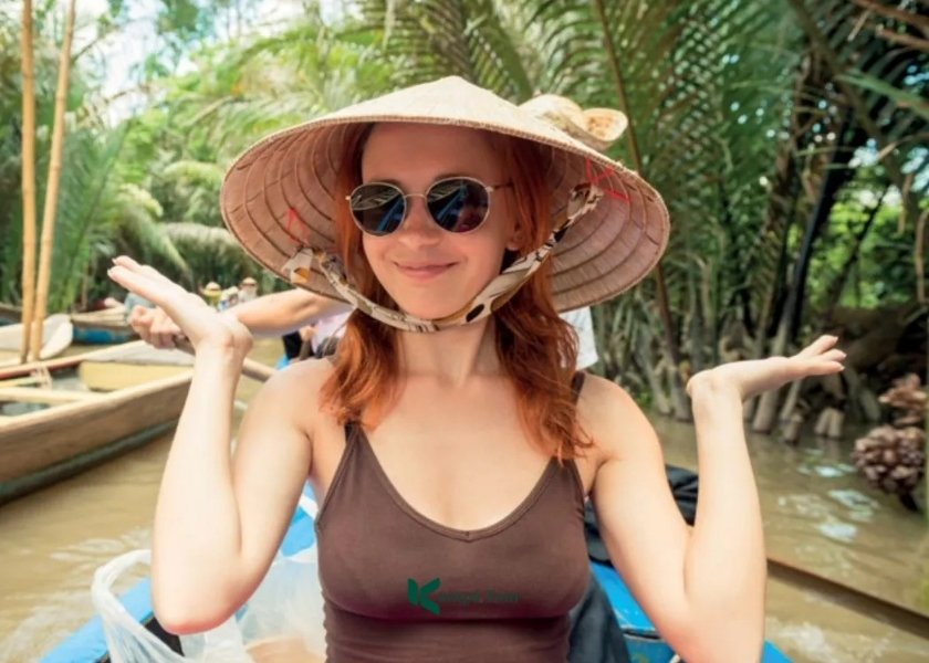 Una viaggiatrice cammina per le strade di una città vietnamita