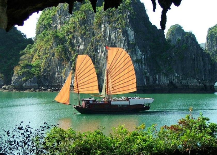 Baia di Ha Long con il cielo limpido