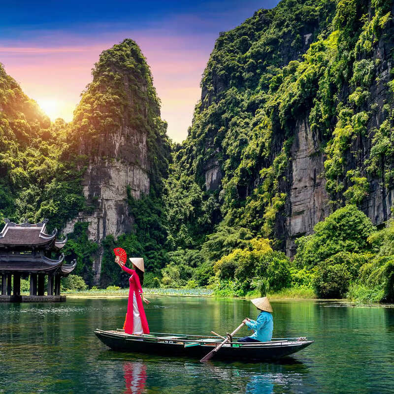Paesaggio carsico calcareo e campagna di Ninh Binh