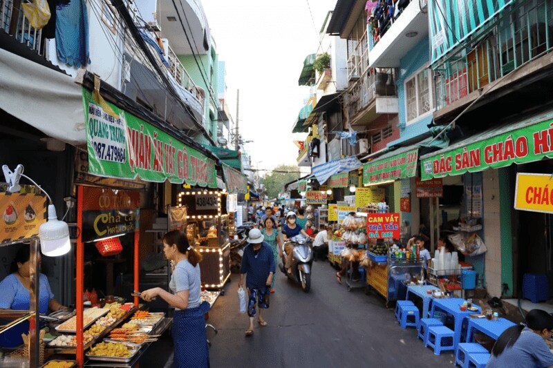 Banchi di cibo al mercato Ho Thi Ky