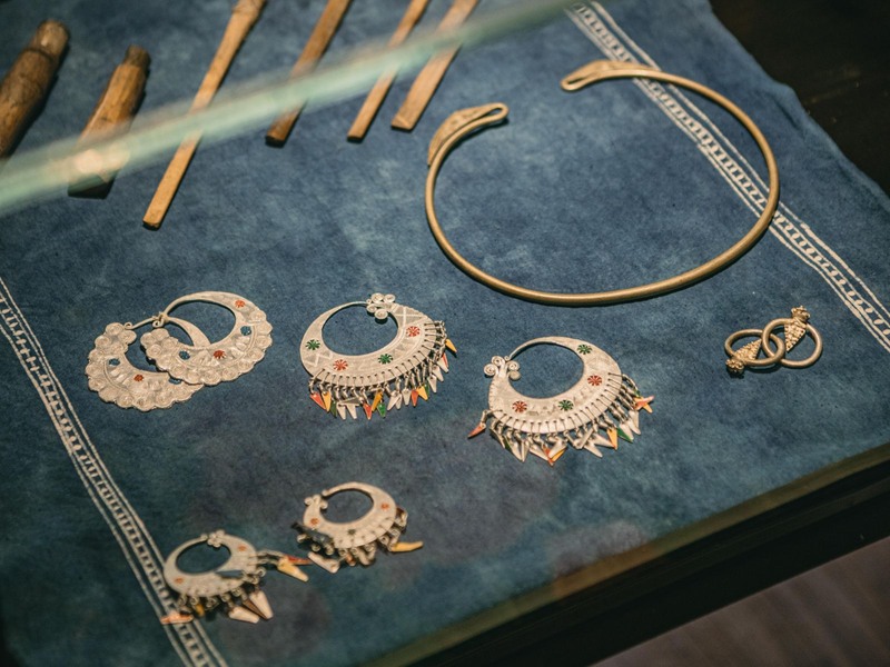 Le ragazze a partire dai 7 anni possono indossare gioielli per abbellirsi.