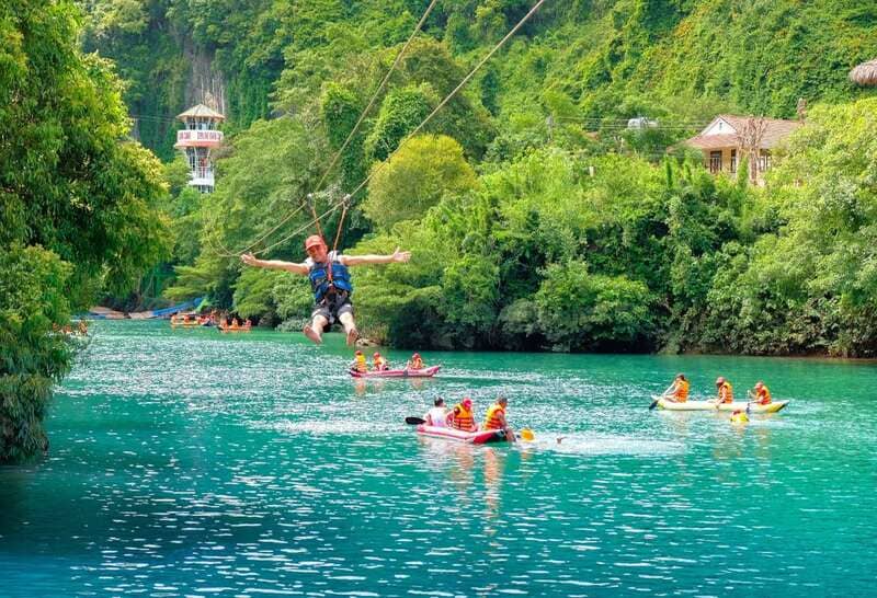 Zipline gigante sulla foresta pluviale e sul fiume azzurro smeraldo