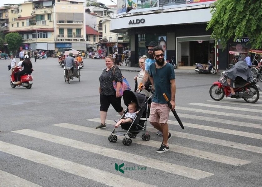Come attraversare la strada in sicurezza in Vietnam