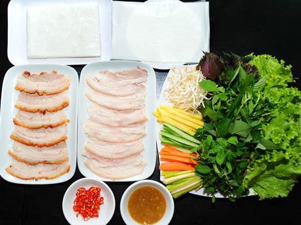Bánh tráng cuốn thịt heo, one of the culinary specialties of Danang
