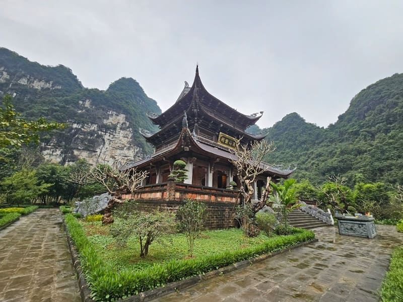 Che sia sotto la pioggia o sotto il sole, Trang An emana sempre un'aura sacra sorprendente.