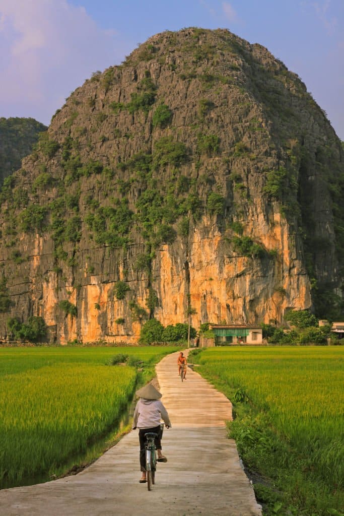 On the bike route to the Bích Động Pagoda, you come across peaceful and enchanting landscapes like this one.