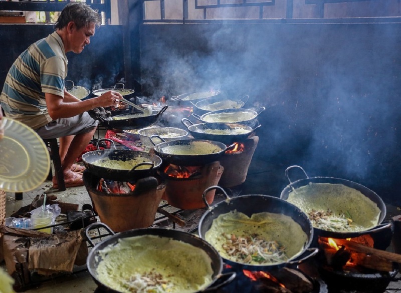Il banh xeo del sud è più grande e viene fritto in grandi padelle