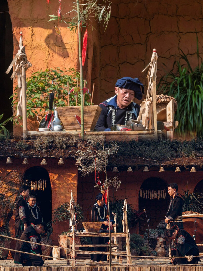 Scena che rappresenta il festival di preghiera per il riso Hmong