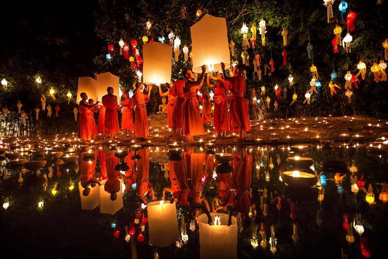 Ogni anno, migliaia di persone da tutto il mondo si recano a Chiang Mai per assistere ai celebri festival Yee Peng e Loy Krathong