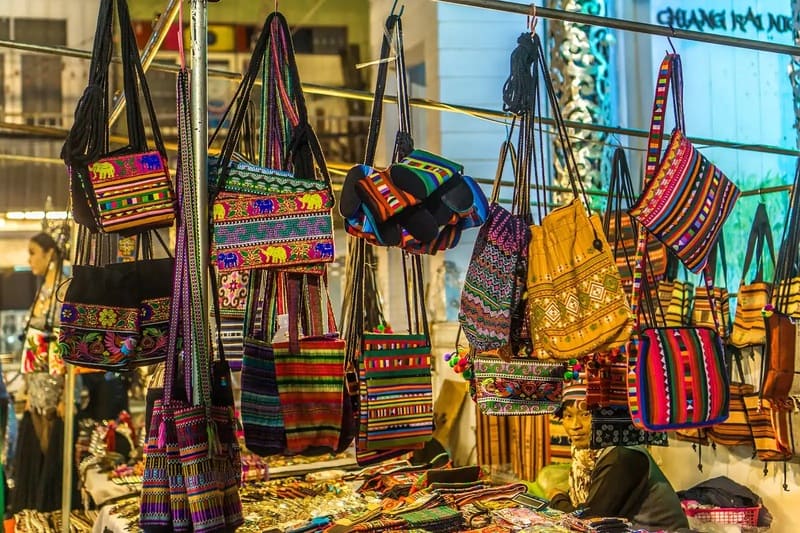 Oltre alla cucina variegata, i mercati notturni di Chiang Rai offrono anche spettacoli di danza regolari