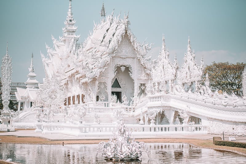 Il Tempio Bianco (Wat Rong Khun) è una sinfonia di design accattivante e arte religiosa