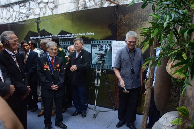 Vecchi bossoli di bombe riutilizzati come campane di avvertimento durante la guerra