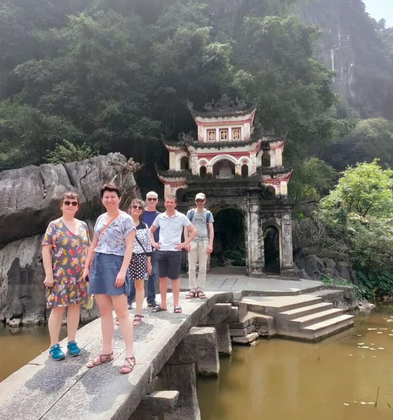 L’atmosfera serena di una pagoda immersa in una grotta tranquilla - I nostri cari viaggiatori