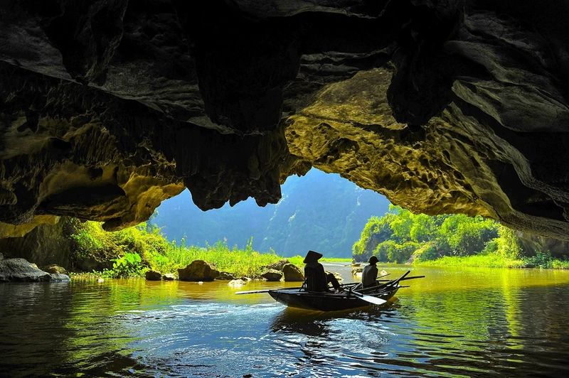 Un giro in barca a Tam Coc attraversa un fiume circondato da risaie e grotte misteriose