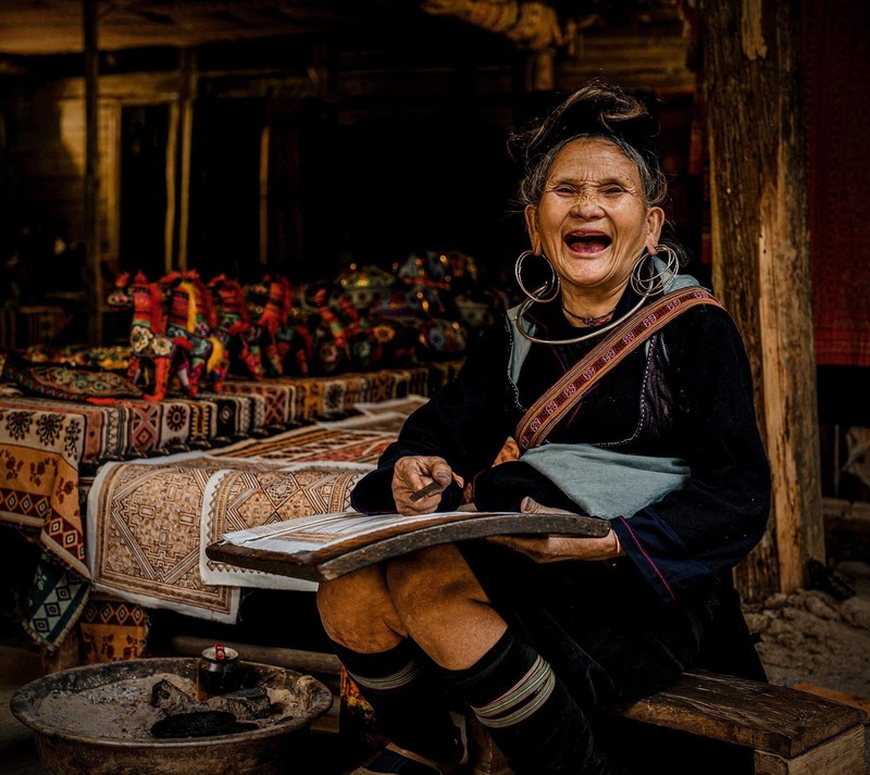 La pittura a cera d'api è un mestiere tradizionale del popolo Hmong