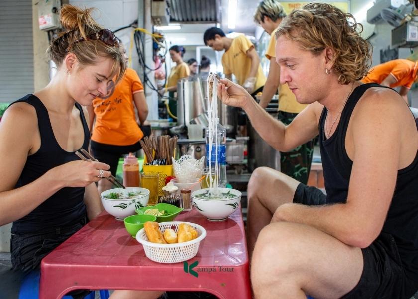 Un banchetto di street food affollato di vietnamiti ad Hanoi