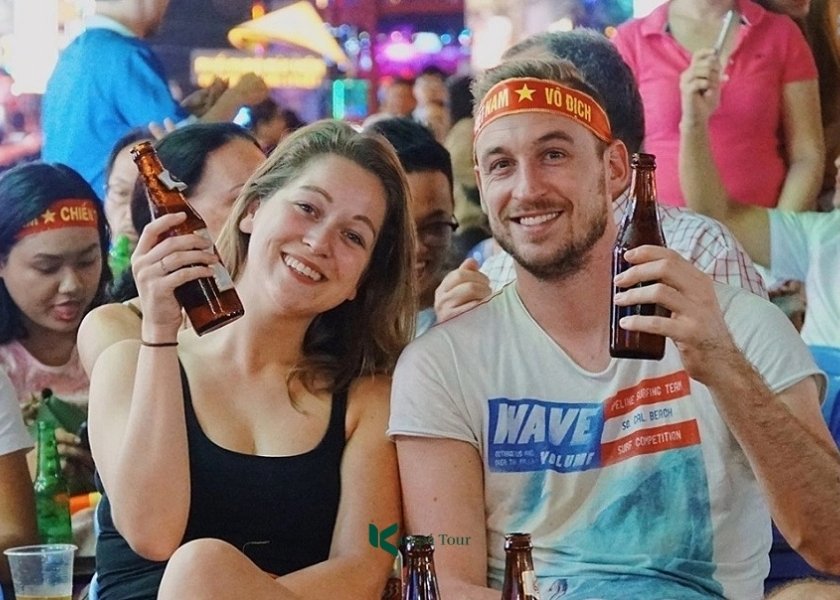 Il modo più veloce per fare amicizia in Vietnam: una birra e il calcio