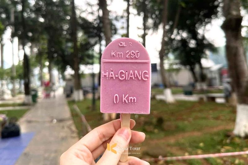 Gelato a forma di pietra chilometrica 0 km nel Ha Giang Loop Vietnam
