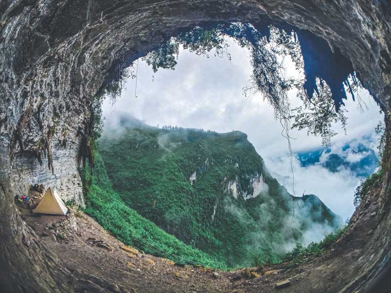 Camping in una grotta con vista sulle montagne di Ha Giang
