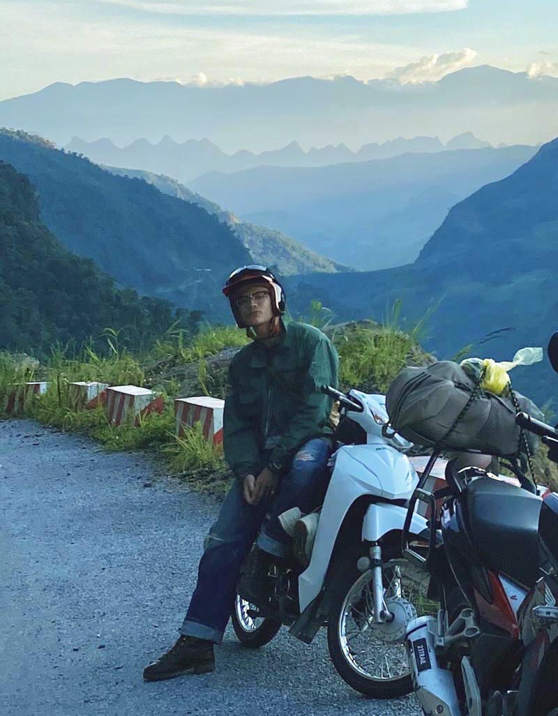 Viaggiatore in moto sul Ha Giang Loop