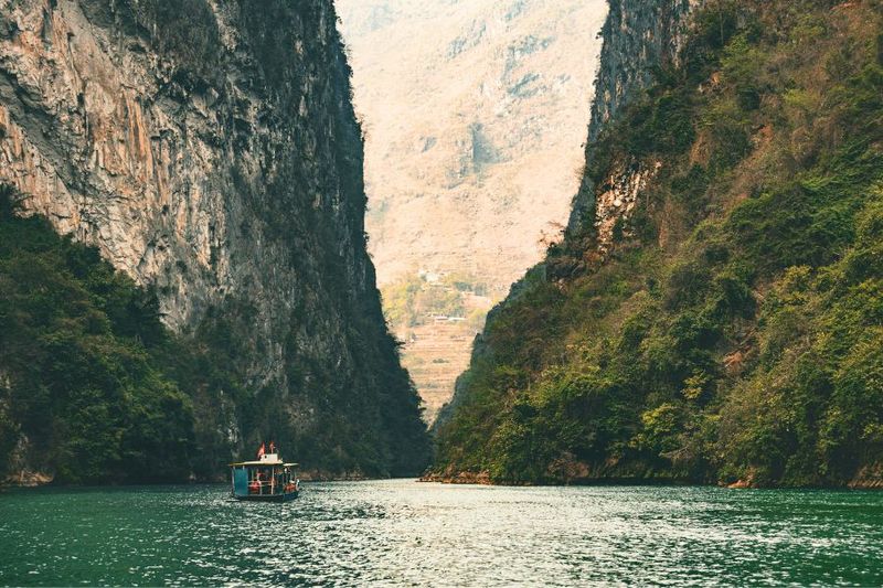 Barca sul fiume Nho Que nel Canyon di Tu San