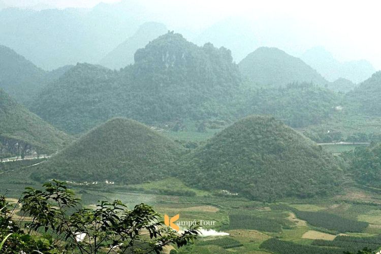 Montagne Gemelle di Quan Ba viste dalla Porta del Cielo
