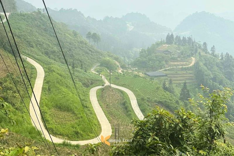 Strada di montagna tortuosa vicino a Quan Ba sul Ha Giang Loop