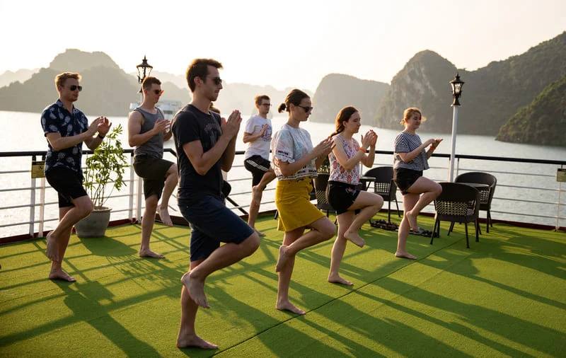 Tai Chi praticato durante una crociera mattutina