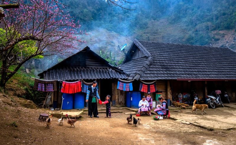 Una famiglia Hmong in Vietnam si sta preparando per il loro Tết tradizionale