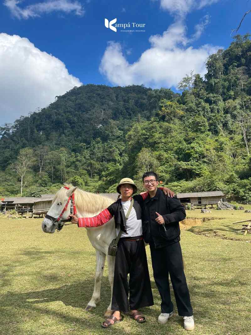 Oliver Phung con un uomo Hmong nero a Sapa, Vietnam