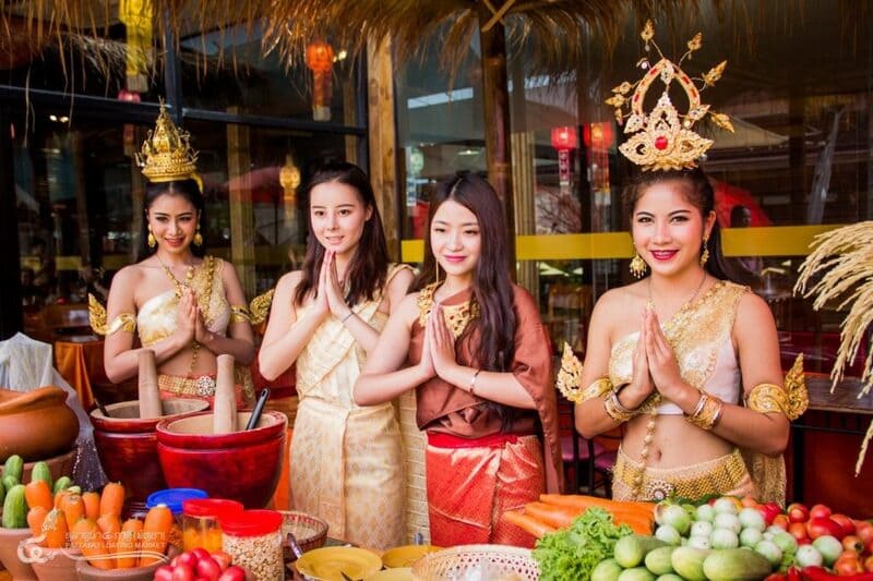 Scopri i saluti e i ringraziamenti rispettosi thailandesi