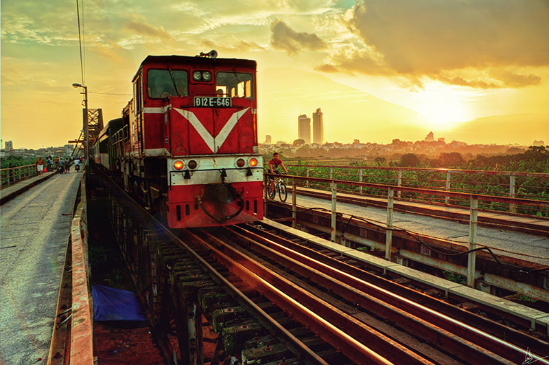 The train crosses the Long Bien Bridge, Hanoi - Source: Nguyen Duc Huy
