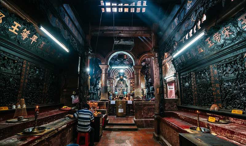 Inside Jade Emperor Pagoda