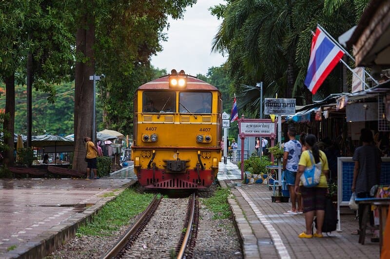 Il treno è una scelta economica e comoda per arrivare da Bangkok a Kanchanaburi