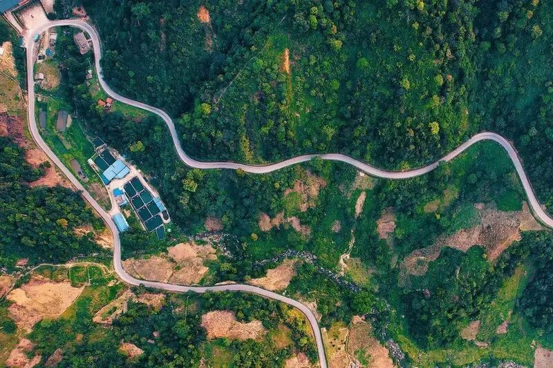 Il passo Khau Pha si snoda come un serpente strisciante