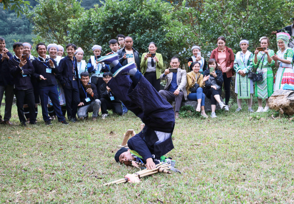 Il popolo Hmong crede che l'uomo debba saper suonare il khen e la donna saper cucire