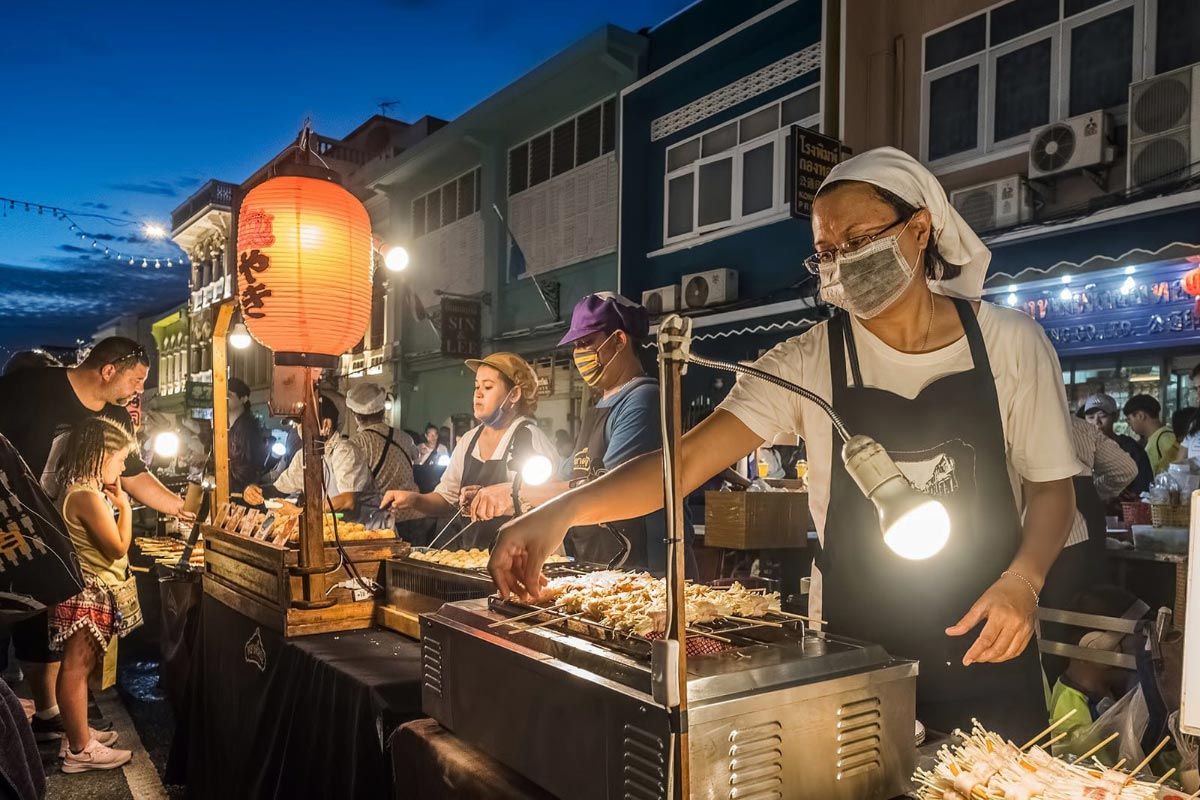 Bancarelle di street food in un mercato serale a Phuket