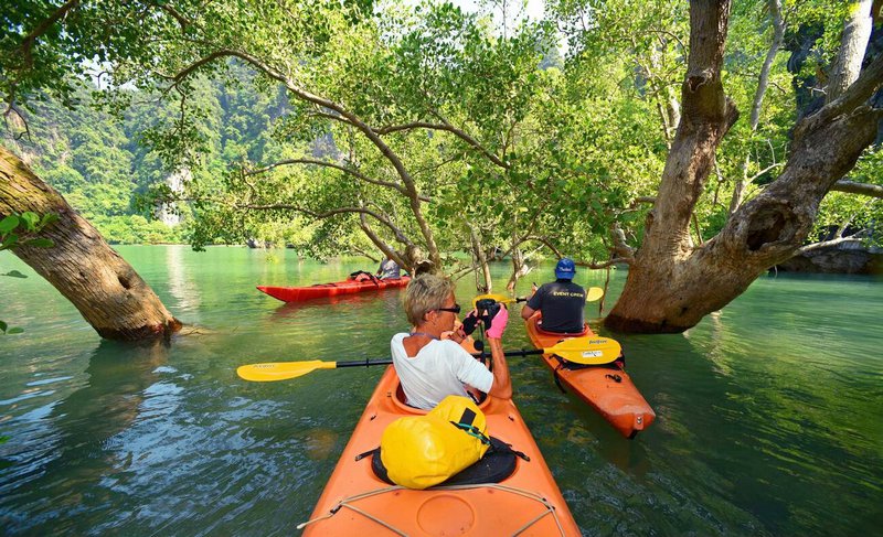 Kayak tra i paesaggi calcarei di Phang Nga Bay
