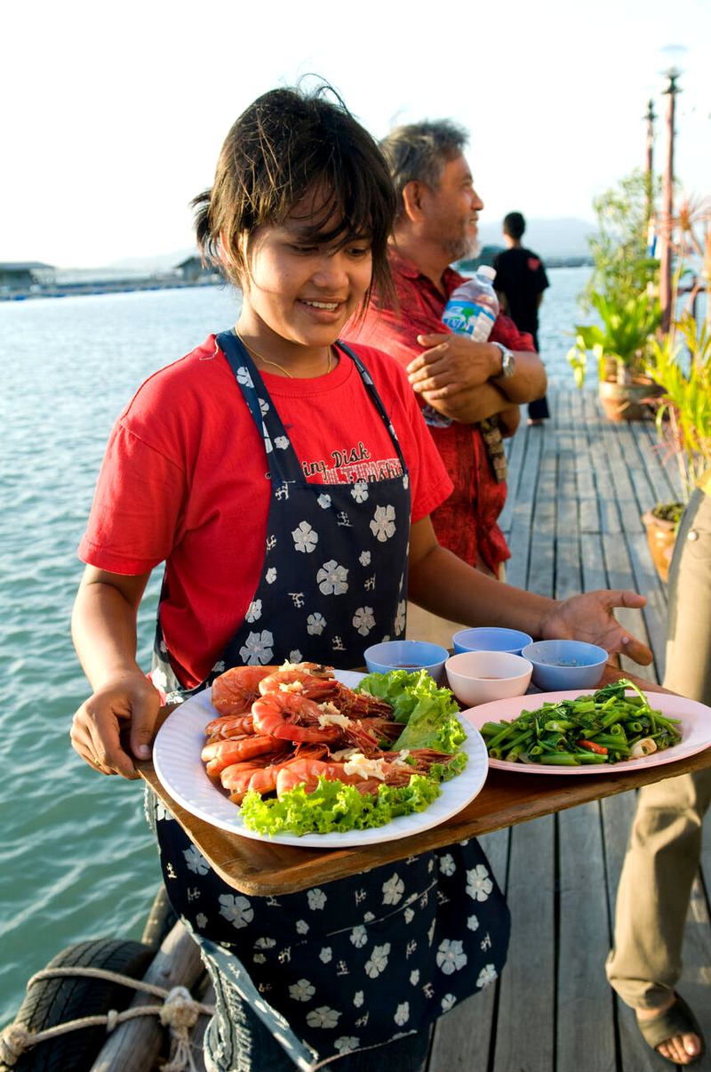 Cena a base di pesce sull'acqua a Phuket