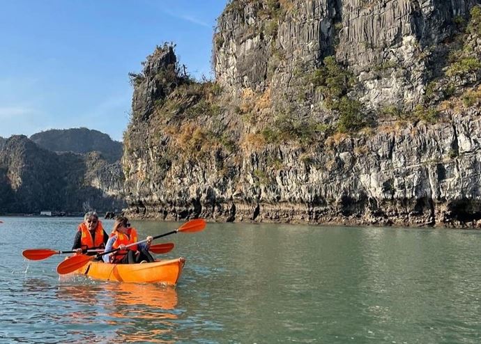 lan ha bay kayaking