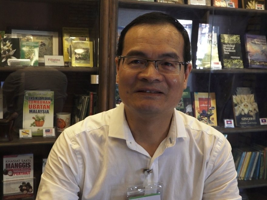 Il dottor Le Khac Tam è la persona che ha dedicato 20 anni alla ricerca e alla realizzazione del museo. Foto scattata da Kampá Tour nel marzo 2025.