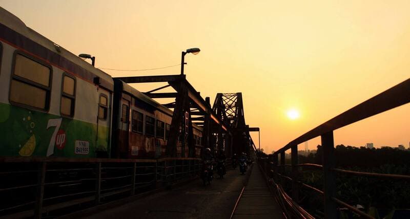Ponte di Long Bien al tramonto